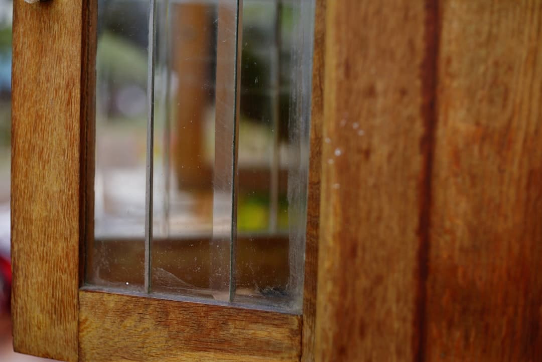 Närbild på trädörr med små glaspartier och varm träyta